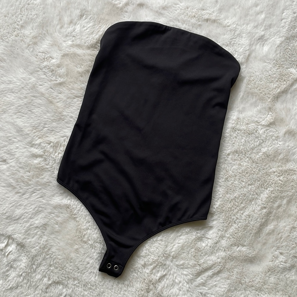 Express strapless top size XS in black. Body contour.